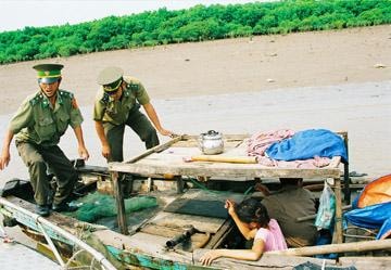 Theo chân người lính quân hàm xanh