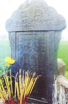 Về hai bia mộ Danh nhân Đặng Thái Thân