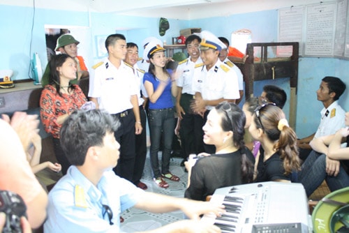 Đoàn đại biểu tỉnh Nghệ An thăm quần đảo Trường Sa và dự Lễ khánh thành Nhà tưởng niệm Chủ tịch Hồ Chí Minh trên đảo Trường Sa lớn