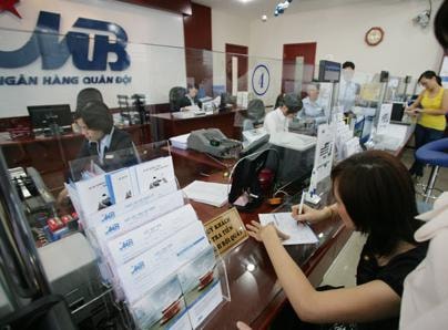 Lãi suất tiết kiệm vẫn “vượt rào”