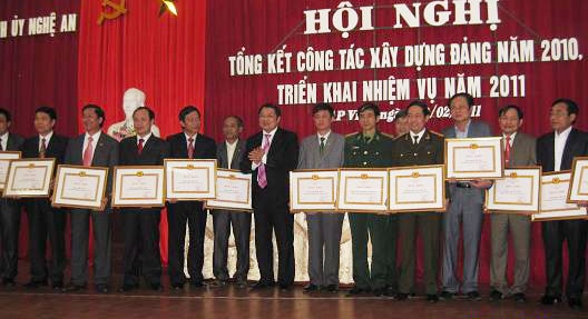 Tập trung lãnh đạo triển khai thực hiện Nghị quyết Đại hội Đảng các cấp