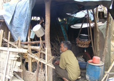 Cụ ông nhặt rác nuôi 5 miệng ăn