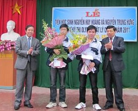 Tiễn 2 học sinh thi Olympic Vật lý Châu Á