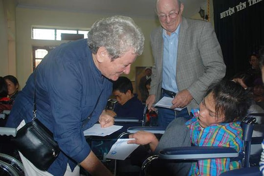 Tặng 100 xe lăn cho trẻ khuyết tật vận động