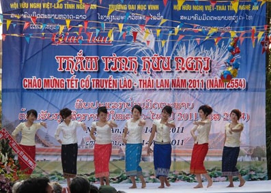 Vui tết Bunpimay cùng sinh viên Lào trên đất Nghệ