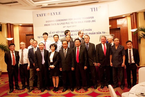 Lễ ký kết chuyển nhượng Công ty Mía đường Nghệ An Tate & Lyle cho Công ty CP Sữa TH