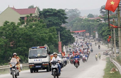 Quỳ Châu ra quân hưởng ứng “Thập kỷ hành động vì ATGT đường  bộ” và tuyên truyền bầu cử đại biểu Quốc hội