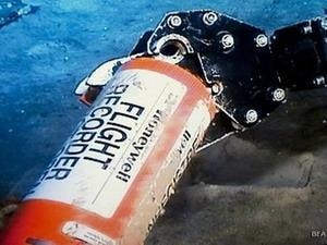 Pháp tìm thấy hai hộp đen của máy bay gặp nạn