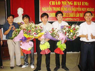 Đón 2 học sinh Trường THPT Chuyên Phan Bội Châu đạt Huy chương Đồng Olympic Vật lý Châu Á