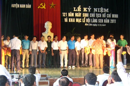 Lễ kỷ niệm 121 năm Ngày sinh Chủ tịch Hồ Chí Minh và Khai mạc Lễ hội Làng Sen năm 2011
