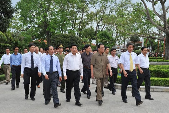 Nguyên Tổng Bí thư Nông Đức Mạnh thăm quê Bác