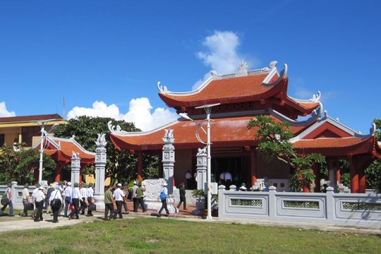 Thăm Nhà tưởng niệm Bác Hồ ở Trường Sa