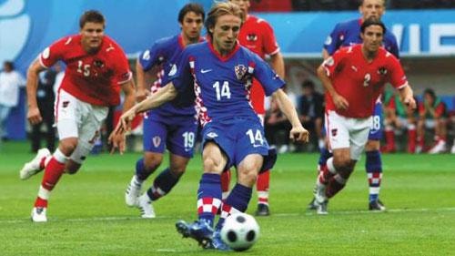 Chelsea và Manchester United tranh giành Luka Modric