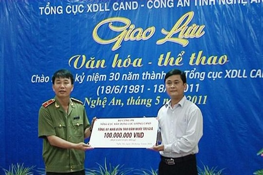 Tặng nhà bán trú dân nuôi cho thanh thiếu nhi Kỳ Sơn