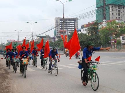 Hành trình xuyên Việt - Từ Làng Sen đến Bến Nhà Rồng