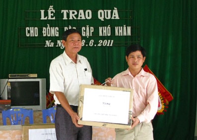 Cục Thuế Nghệ An tặng quà đồng bào xã Na Ngoi- huyện Kỳ Sơn