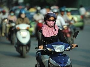 Miền Bắc tiếp tục nắng gắt, đêm mưa rào vài nơi