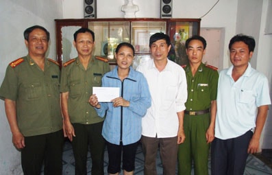 CA.TP Vinh hỗ trợ gia đình CBCS bị thiệt hại trong vụ cháy chợ Vinh