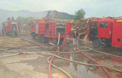 Hỏa hoạn thiêu rụi 3 xưởng gỗ tại khu công nghiệp Nam Cấm