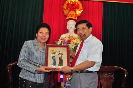 Lãnh đạo tỉnh Nghệ An tiếp Đại sứ Đặc mệnh Toàn quyền nước CHDCND Lào tại Việt Nam