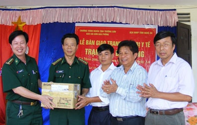 Bàn giao thiết bị y tế cho Trạm xá quân dân y bản Búng