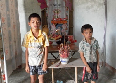 Hoàn cảnh éo le của hai em nhỏ mồ côi cha mẹ