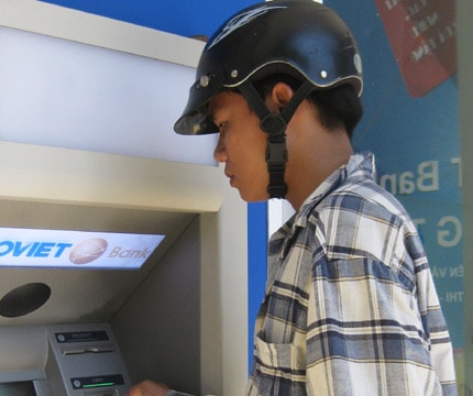 Vì sao thanh toán thẻ qua POS chưa phát triển?