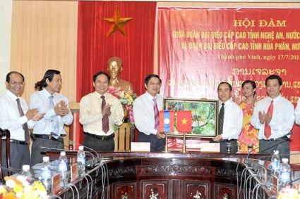 Hội đàm hợp tác 2 tỉnh Nghệ An - Hủa Phăn (Lào)