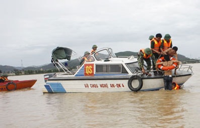 Huấn luyện kỹ năng lái xuồng cao tốc phục vụ công tác tìm kiếm, cứu nạn