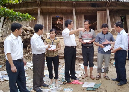 Đồng chí Hoàng Xuân Lương- Phó Chủ nhiệm UBDT thăm, tặng quà tại Kỳ Sơn