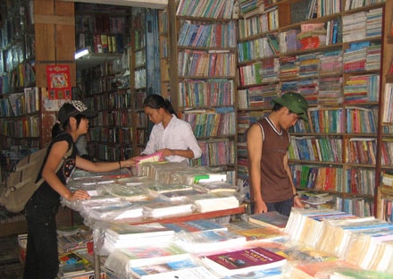 Sôi động thị trường sách giáo khoa, đồ dùng học tập