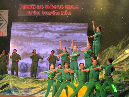 Đêm giao lưu ca nhạc “Những bông hoa trên tuyến lửa”