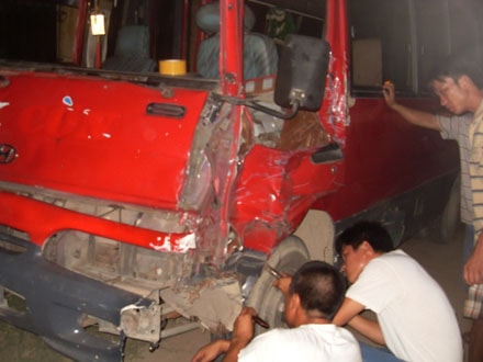 Xe khách vượt ẩu gây tai nạn