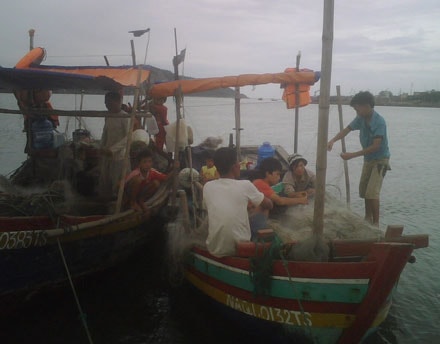 Xóm ngụ cư ở cảng cá Nghi Tân