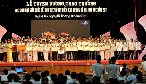 Lễ tuyên dương học sinh giỏi năm 2011: Rạng danh Xứ Nghệ