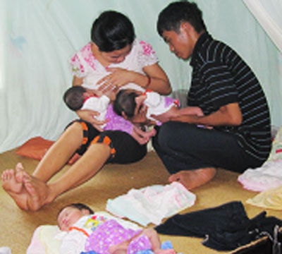 Nỗi niềm người mẹ nghèo sinh ba