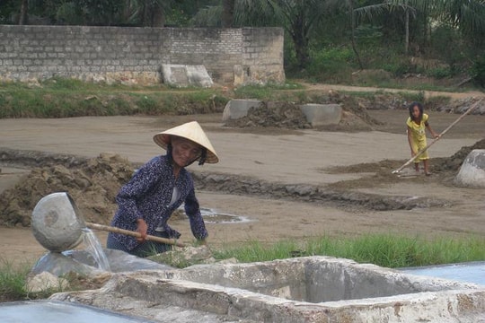 Nhọc nhằn nghề muối: Bài II- Phận muối hẩm hiu