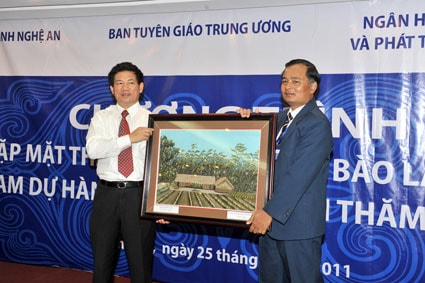 Việt kiều ở Thái Lan và Lào hành trình về nguồn, thăm quê hương Chủ tịch Hồ Chí Minh