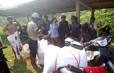 Quế Phong cấp gạo cứu đói cho đồng bào vùng sâu