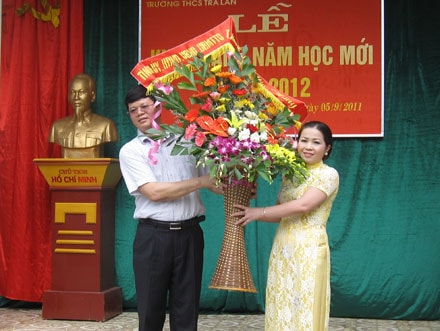 Đồng chí Phó Chủ tịch UBND tỉnh Lê Xuân Đại dự khai giảng năm học mới tại Trường THCS Trà Lân, Con Cuông