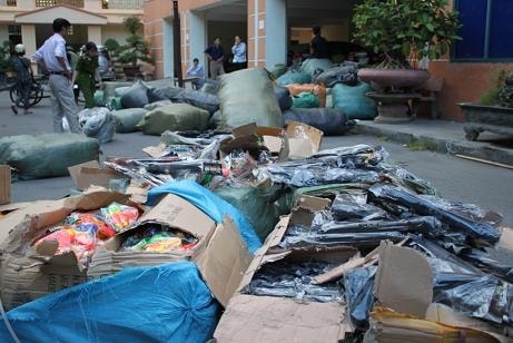 Bắt vụ vận chuyển hàng lậu, đồ chơi nguy hiểm số lượng lớn
