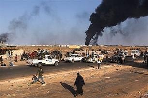 Phe của ông Gaddafi tấn công nhà máy lọc dầu