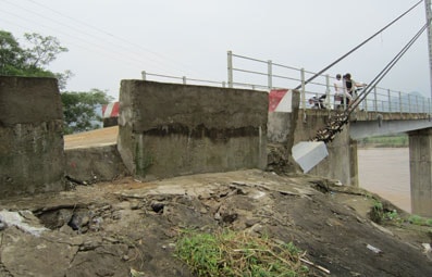 Cầu treo bản Khe Rạn có dấu hiệu xuống cấp