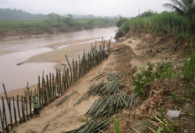 Lũ cuốn trôi tràn Khe Loà, cô lập hoàn toàn xã Tiên Kỳ