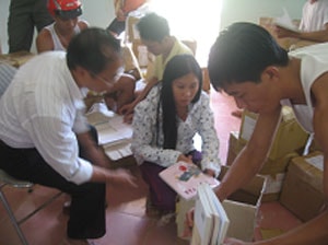 Tổ chức OXFAM Hồng Kông tặng quà cứu trợ cho học sinh bị ảnh hưởng cơn bão số 2