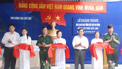 Lữ đoàn xe tăng 215 khánh thành và bàn giao nhà đồng đội