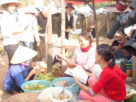 Truyền thông gắn với cung cấp các dịch vụ chăm sóc SKSS/KHHGĐ