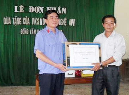Viện Kiểm sát nhân dân tỉnh Nghệ An tặng quà xã Đồng Văn