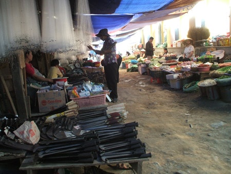 Chợ Mường Xén vẫn bỏ không