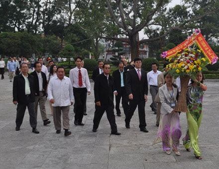 Đoàn đại biểu tỉnh Savannakhet dâng hoa, dâng hương tưởng niệm Chủ tịch Hồ Chí Minh